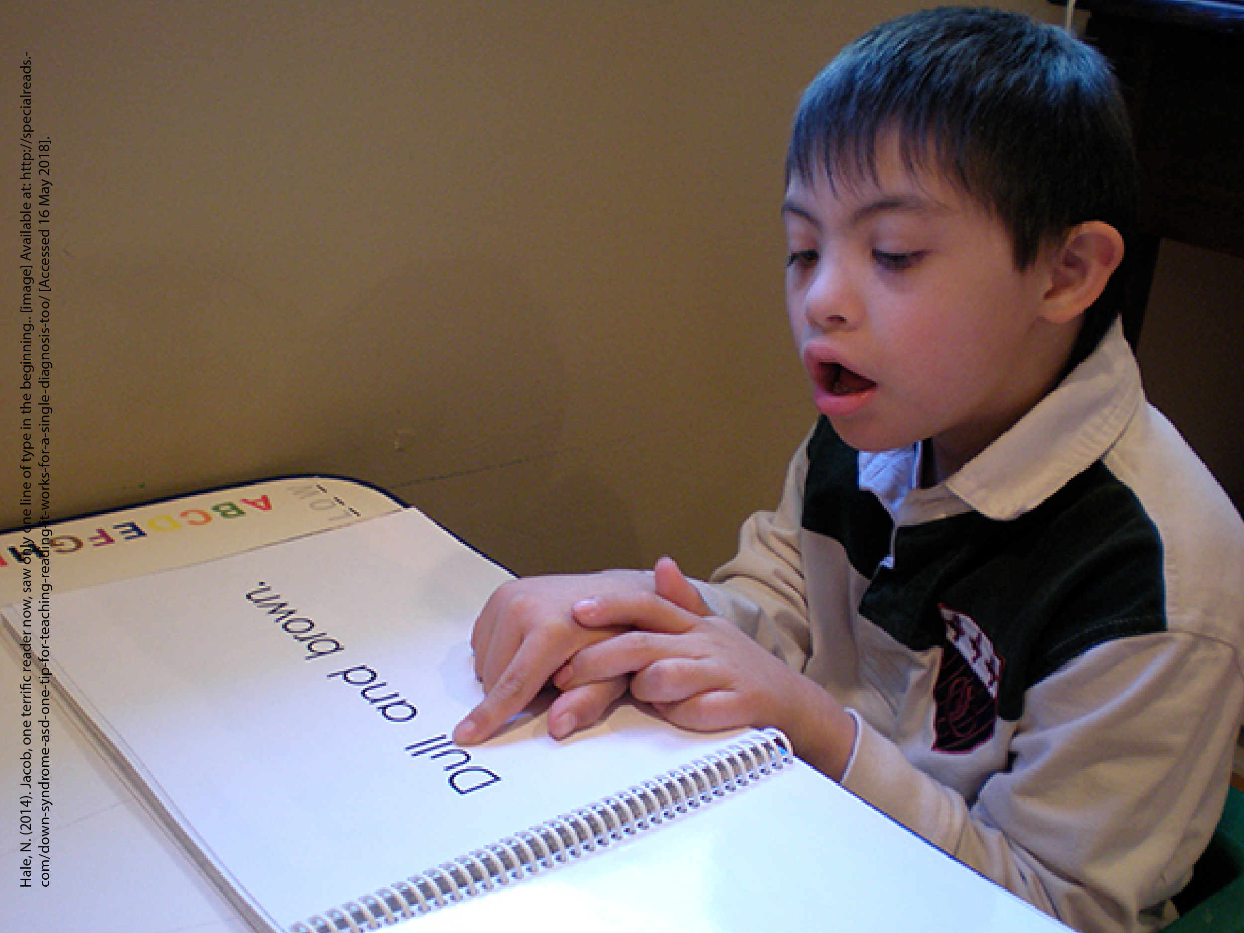 Niño con discapacidad intelectual, leyendo