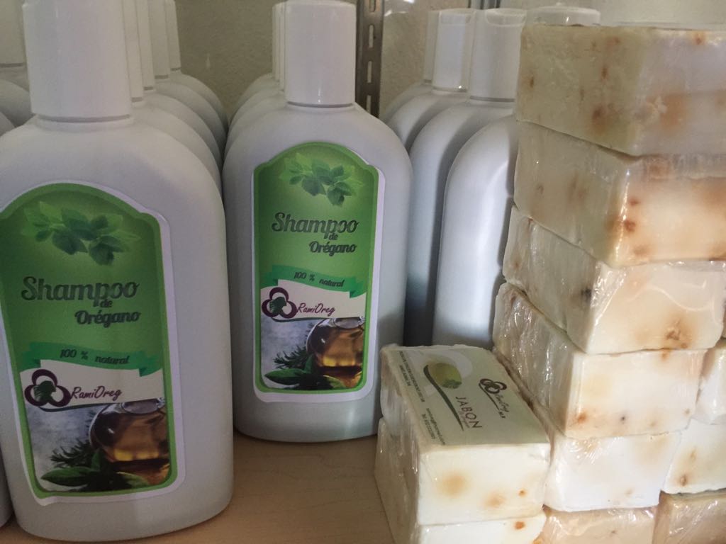 Productos cosméticos hechos a base de orégano, shampoo y jabón.