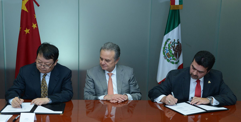 Firma del acuerdo de Cooperación Conjunta México -China sobre Energía Hidroeléctrica Sustentable en imagen Viceministro de Ciencia y Tecnología de China, Huang Wei y el Secretario de Energía, Pedro Joaquín Coldwell.