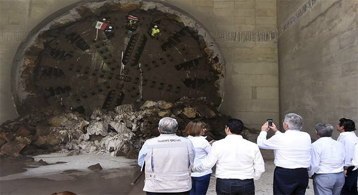 Luego de 5 km de recorrido, “La Tapatía” culmina el túnel del #TrenLigeroGuadalajara