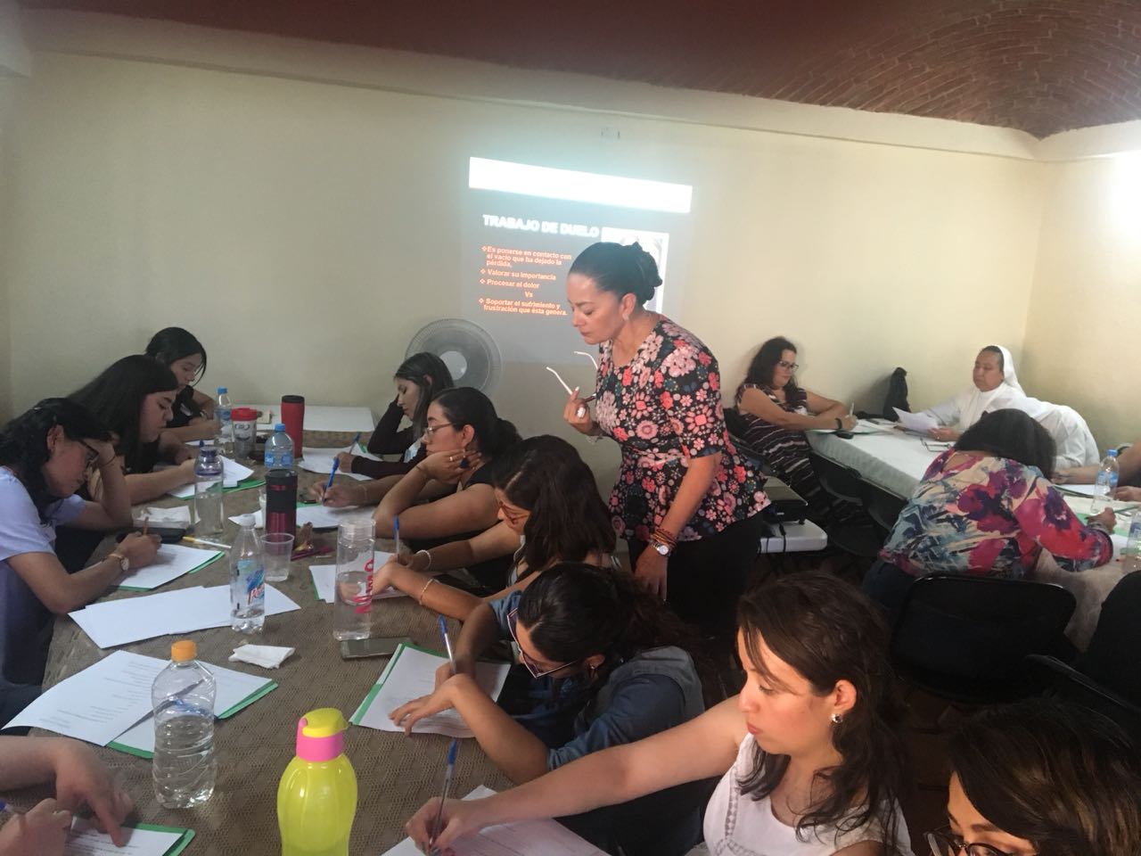 Ivonne Jiménez Flores, psicóloga del Departamento de Enseñanza, Investigación e Información del Inapam, impartió el taller de Tanatología, Duelo y Sentido de Vida en Guanajuato. 
 
