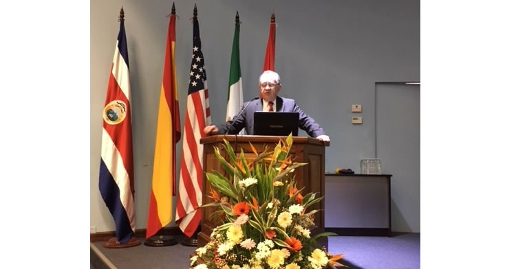El Dr. Miguel Ángel Lezana Fernández en el estrado en el congreso Internacional “La seguridad del paciente: una prioridad en los sistemas de salud”