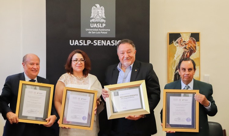 Funcionarios del SENASICA y de la Universidad Autónoma de San Luis Potosí