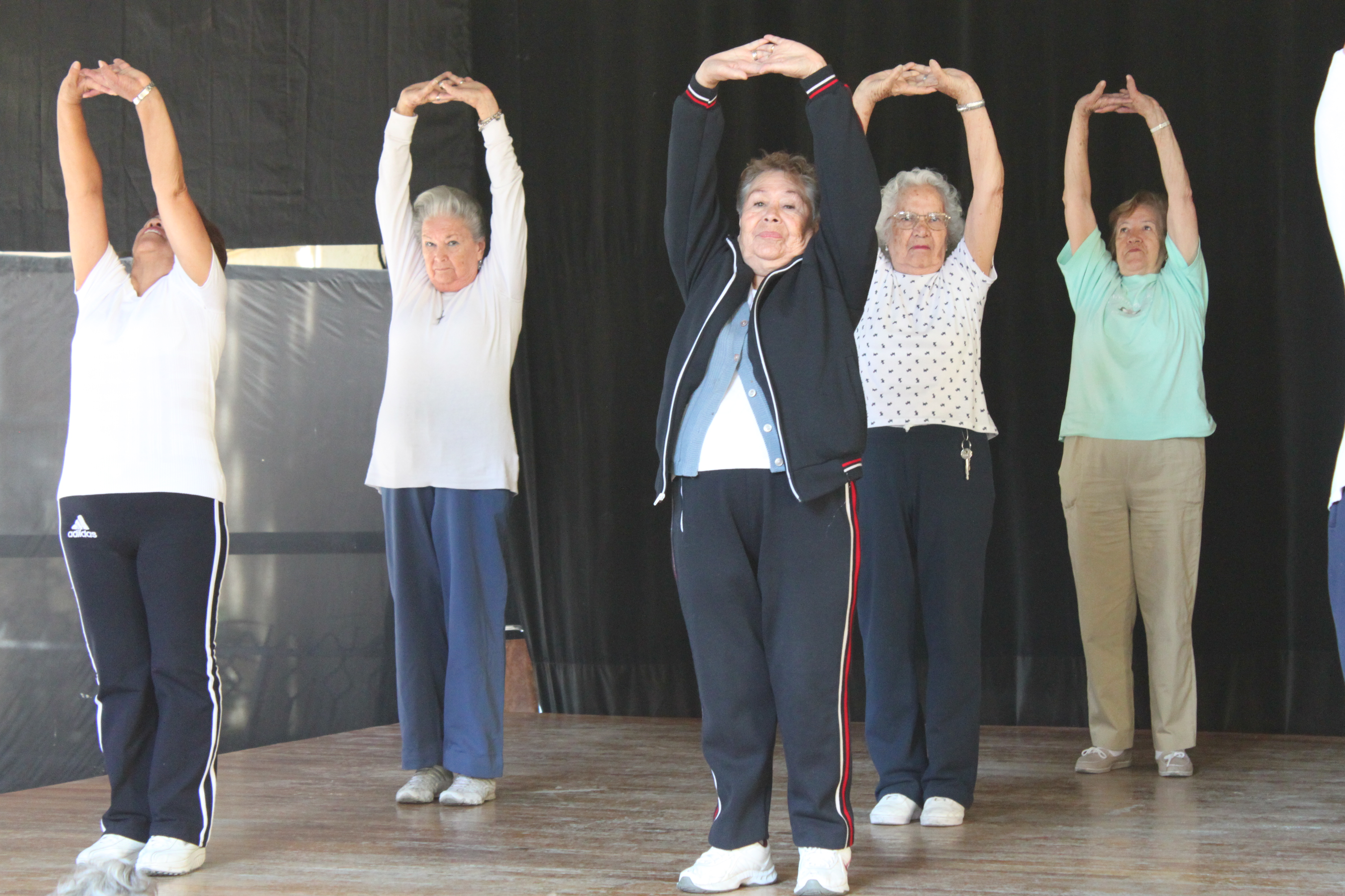 Adultas mayores haciendo ejercicio. 