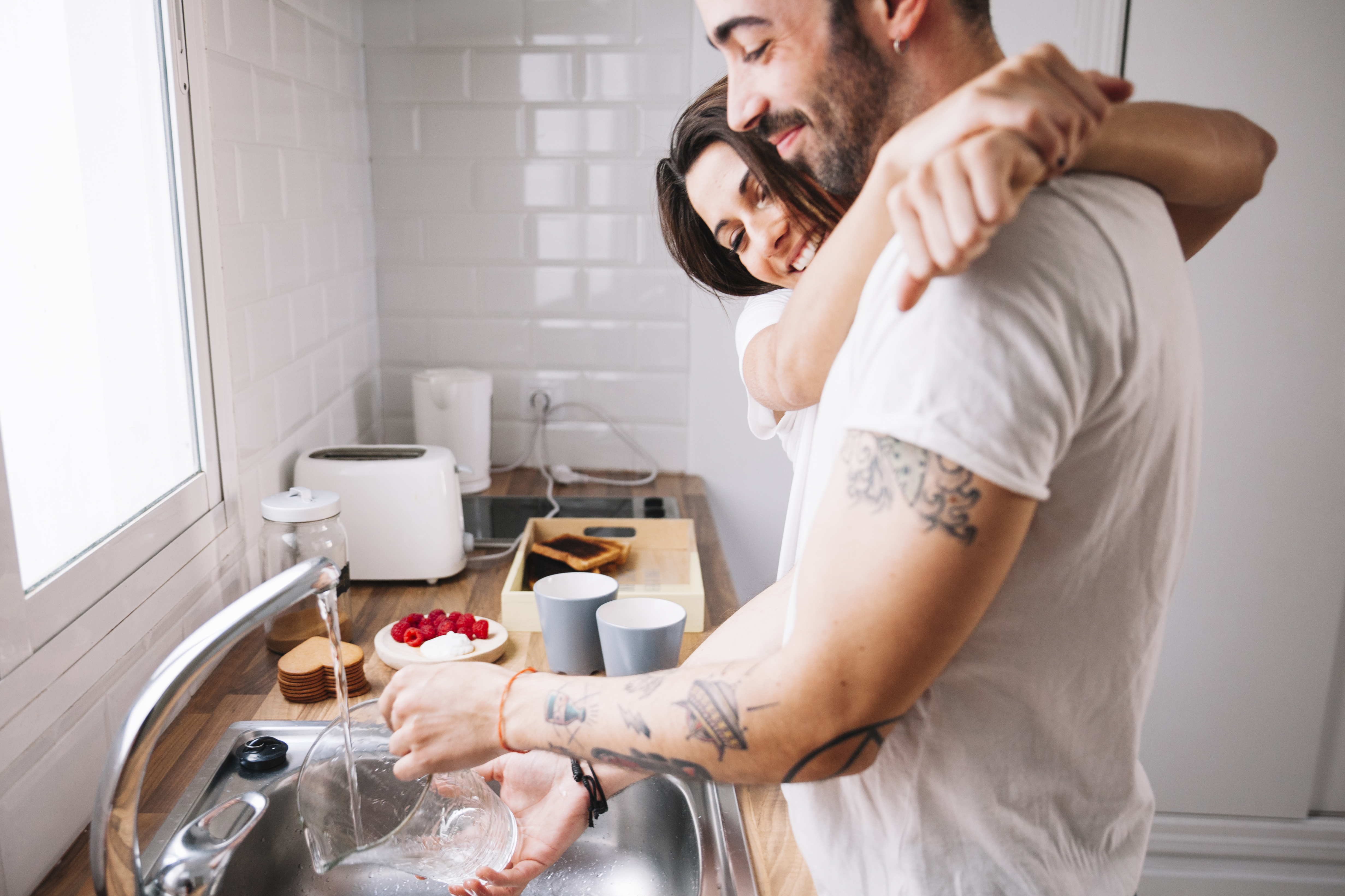 Пока жена готовит муж. Парень на кухне. Мужчина на кухне. Мужчина моющий посуду. Фотосессия на кухне готовка.