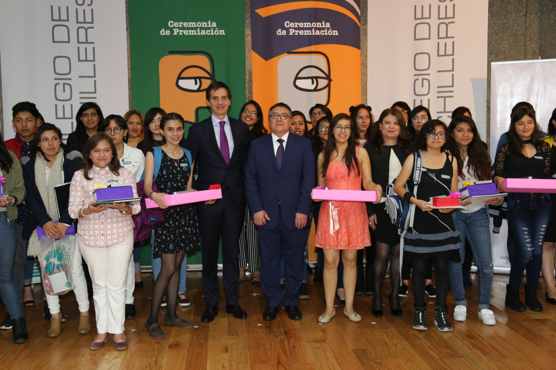 Estudiantes ganadores del premio en foto conmemorativa con el Director General