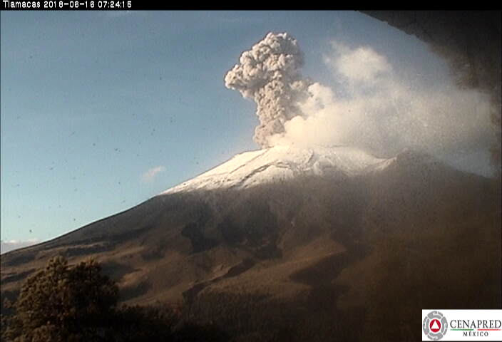 
En las últimas 24 horas, por medio de los sistemas de monitoreo del volcán Popocatépetl, se identificaron 63 exhalaciones de baja intensidad, posiblemente acompañadas de vapor de agua y gas, y tres explosiones, la más importante a las 7:22 de hoy
