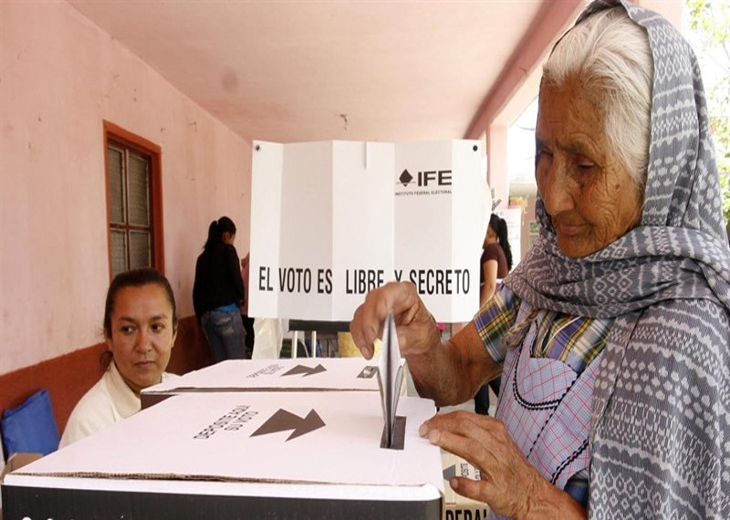 Mujer ejerciendo su derecho a votar.