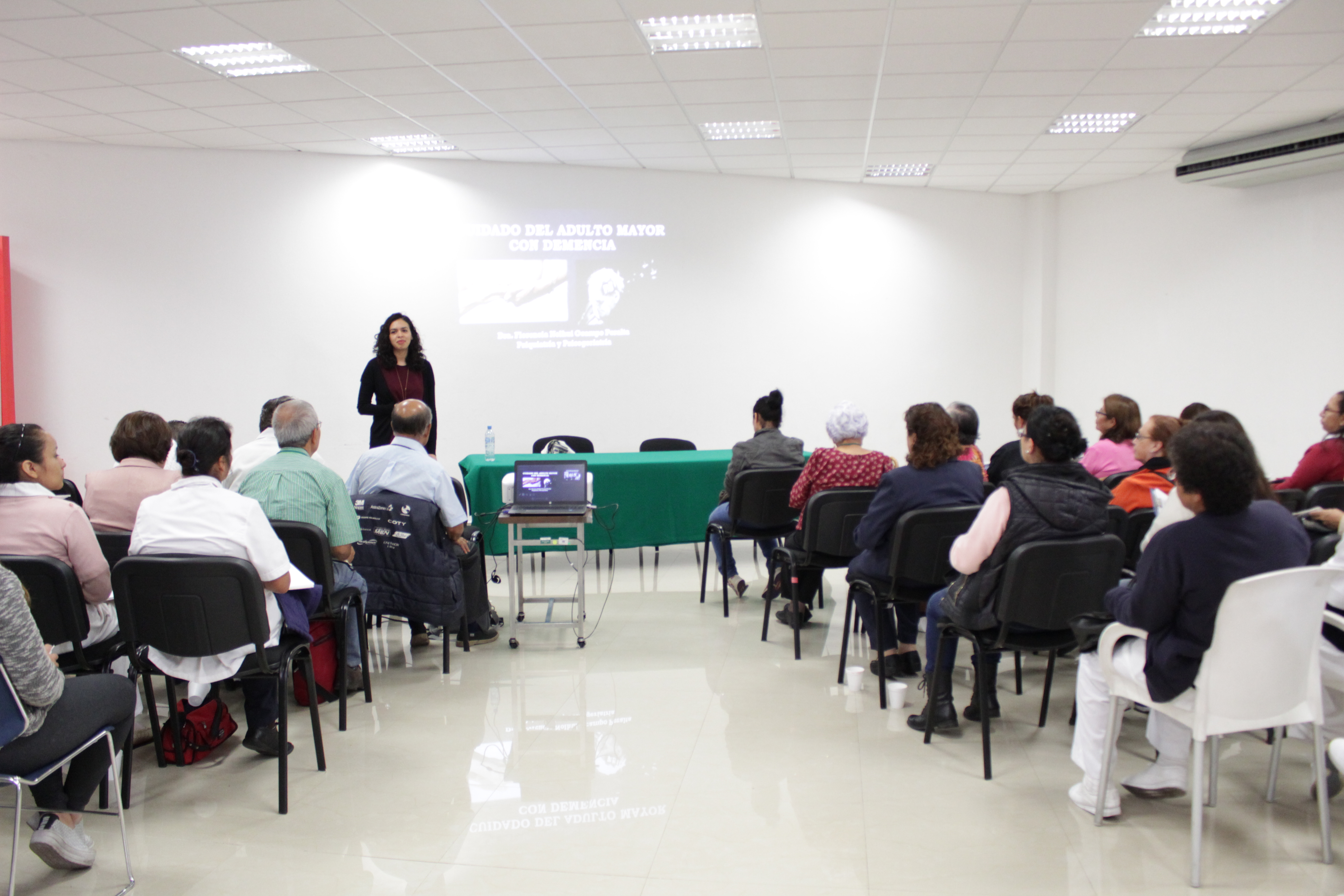 Florencia Nolhui Ocampo, psicogeriatra del Instituto Nacional de Psiquiatría, impartió en el Inapam, una conferencia denominada Cuidado del Adulto Mayor con Demencia.