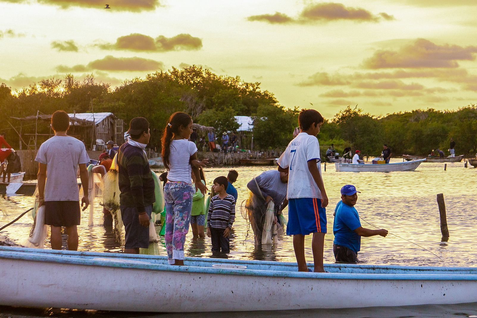 Niños en el estero de comunidad de pesquera en Sinaloa