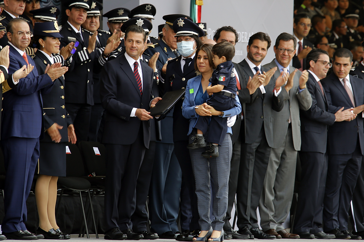 Entrega el presidente Enrique Peña Nieto escritura pública de crédito a Policía Federal reconocido por su servicio.