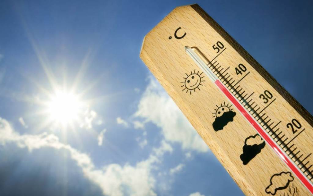 Contrapicada de termómetro marcando una temperatura superior a los 40 grados Celcius y de fondo se ve el sol brillando intensamente.