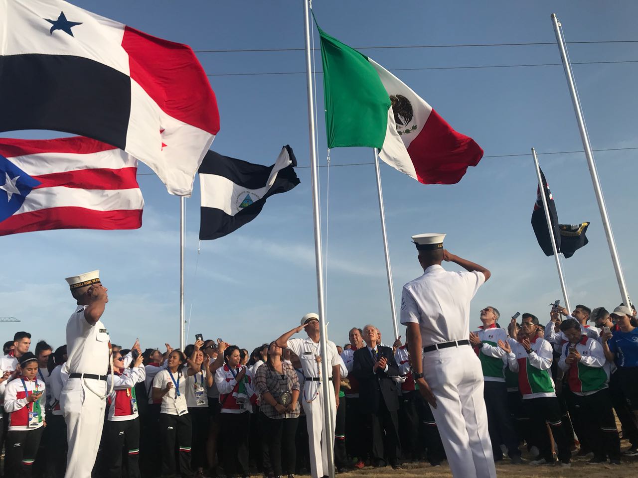 Los atletas mexicanos estuvieron emocionados en el izamiento del lábaro patrio