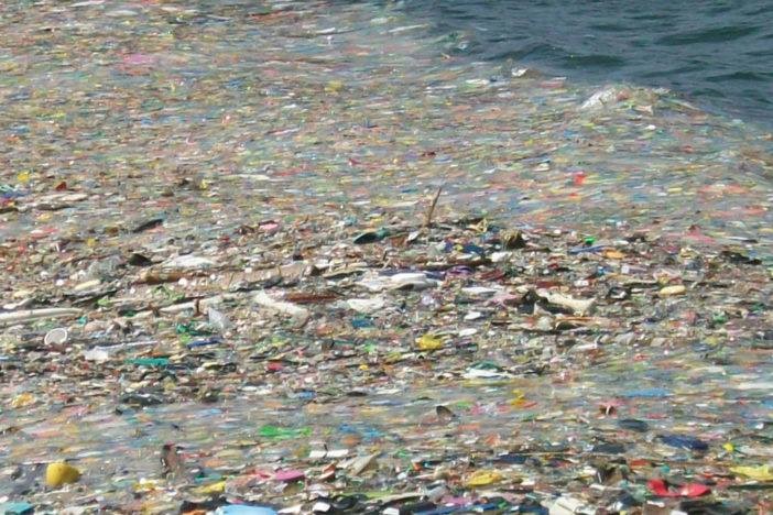 Desechos plásticos en la superficie del océano.