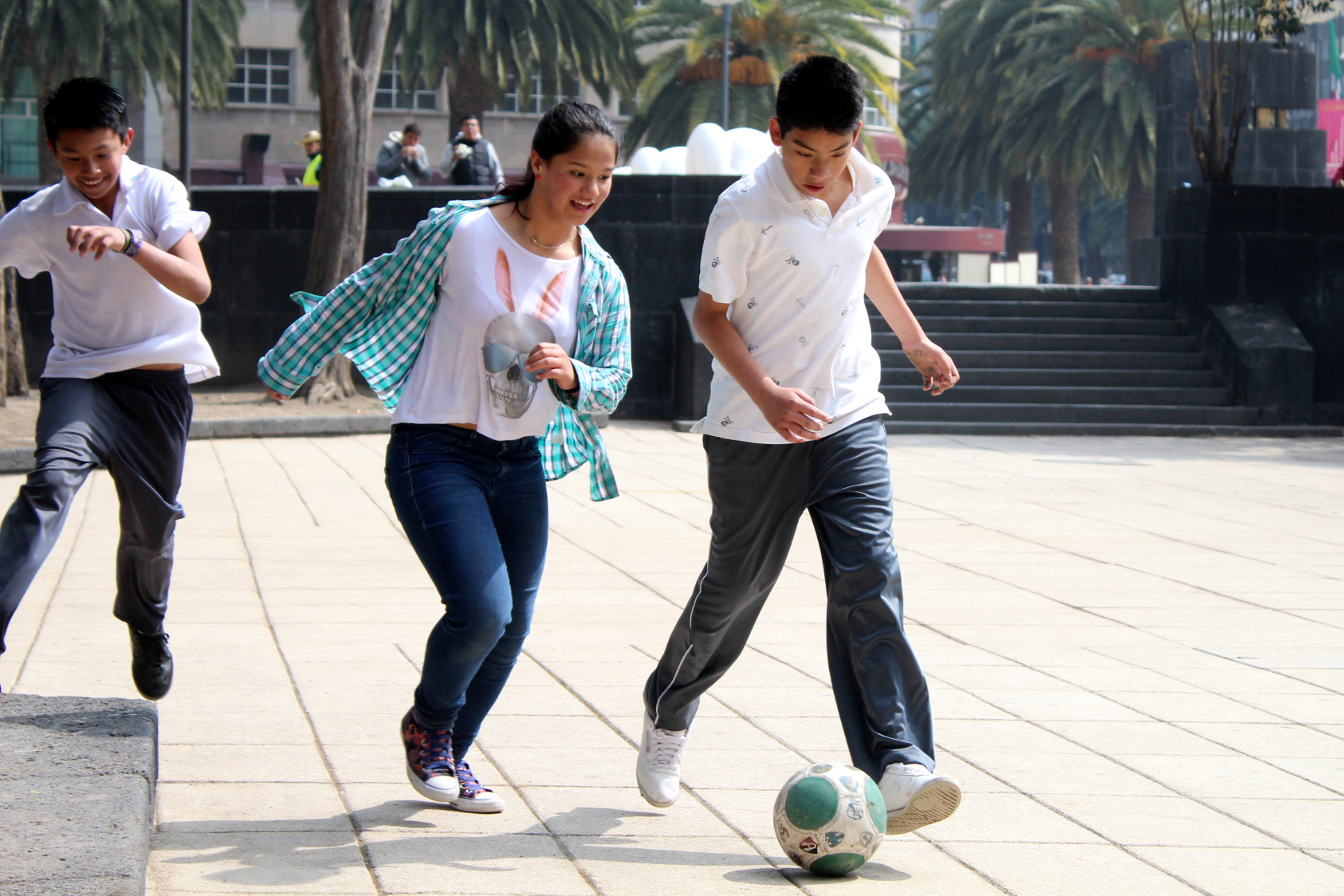 Jóvenes jugando fútbol 