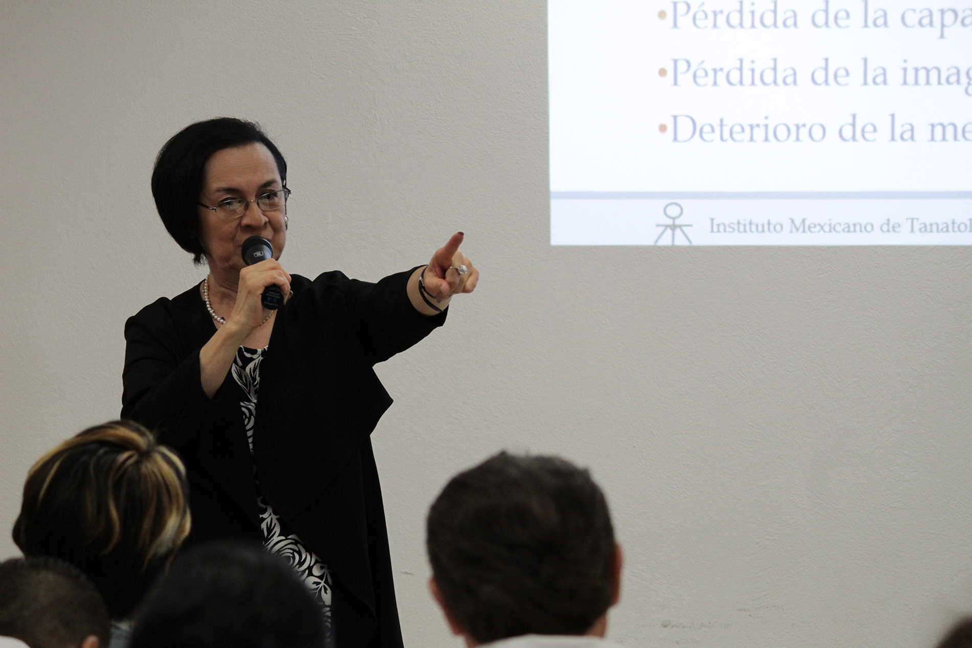 Patricia Solís González, especialista del Instituto Mexicano de Tanatología, durante un curso denominado, Duelo y Sufrimiento, que impartió en instalaciones del Inapam. 