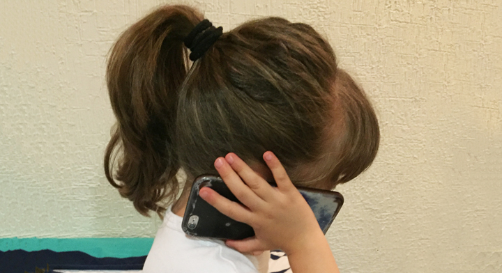 Imagen de una niña hablando por teléfono.