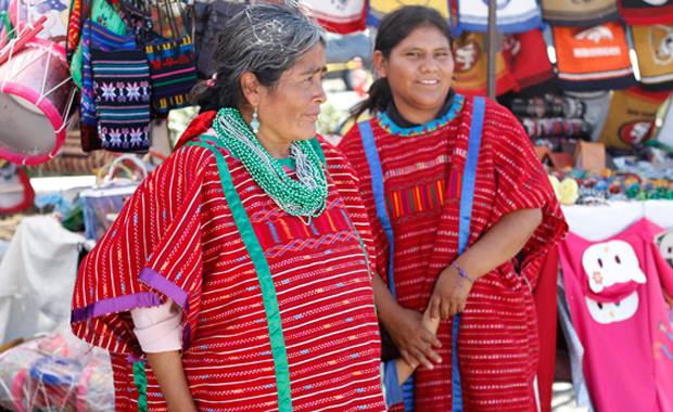 Frontal de pareja de mujeres con vestimenta tradicional.