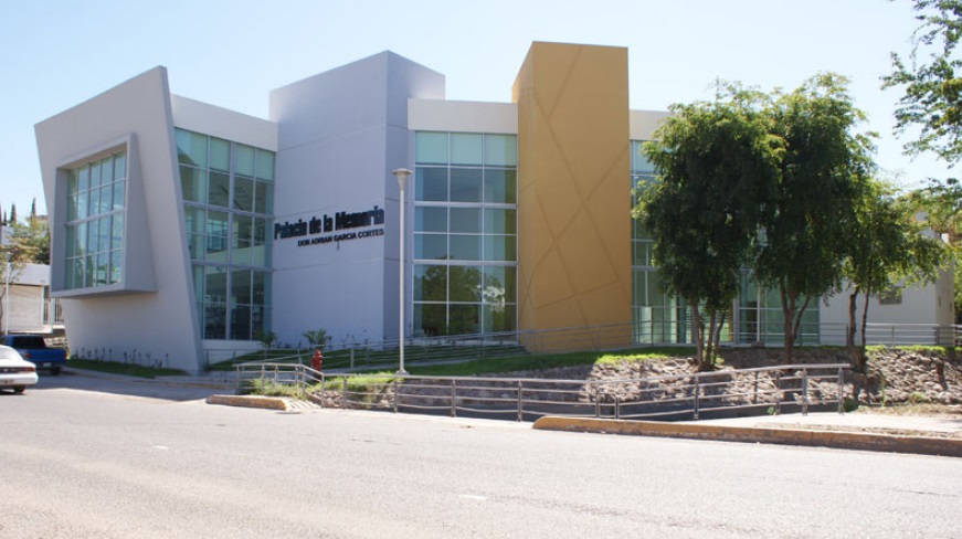  se inauguró en Culiacán, Sinaloa el 1 de enero de 2014, en reconocimiento al esfuerzo del periodista y cronista de la ciudad Adrián García Cortés