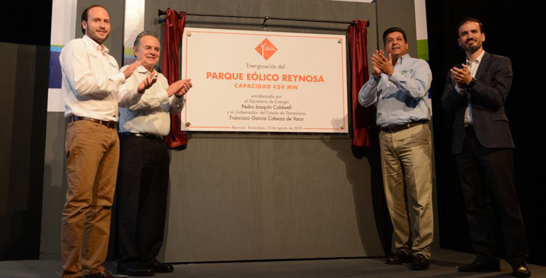 Develación de la placa del Parque Eólico Reynosa, a cuadro el Secretario de Energía, Pedro Joaquín Coldwell con el Gobernador de Tamaulipas, Francisco García Cabeza de Vaca.