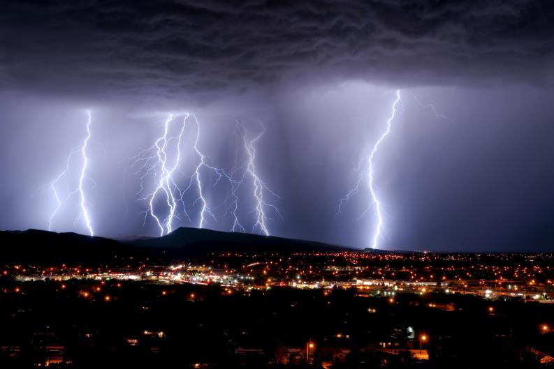 Fotografía tomada de noche desde un mirador bajo una tormenta eléctrica.