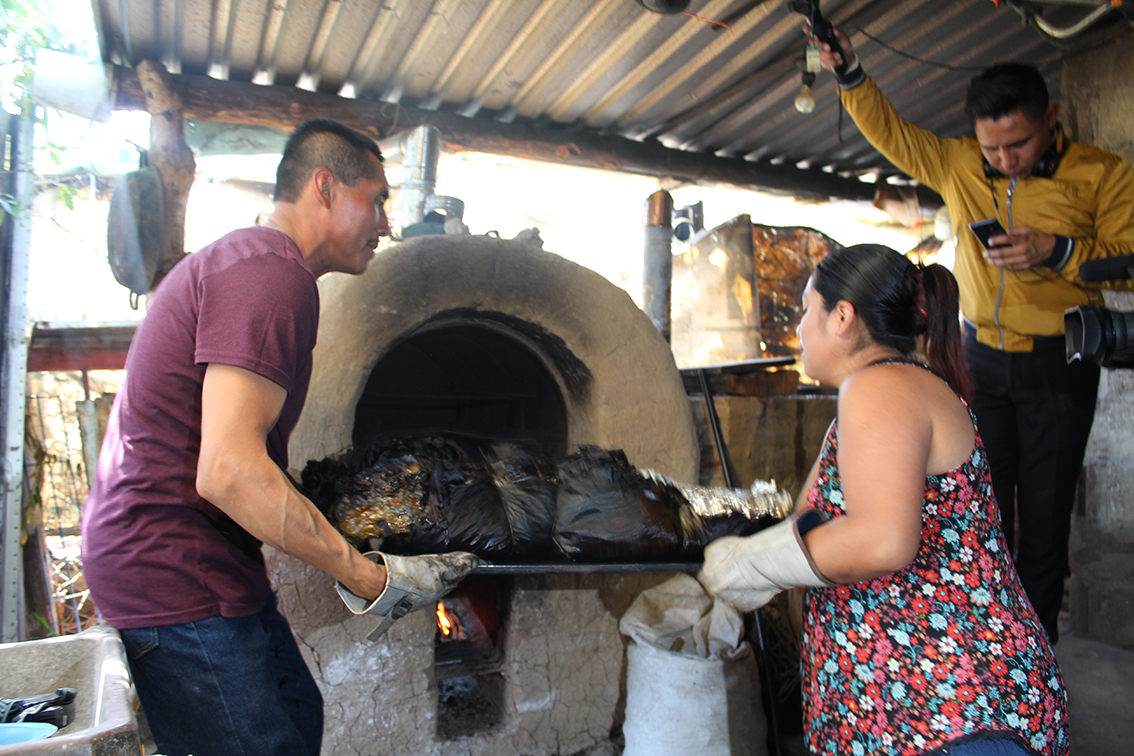 Pobladores de Xochimilco cocinando en horno ahorrador de leña.