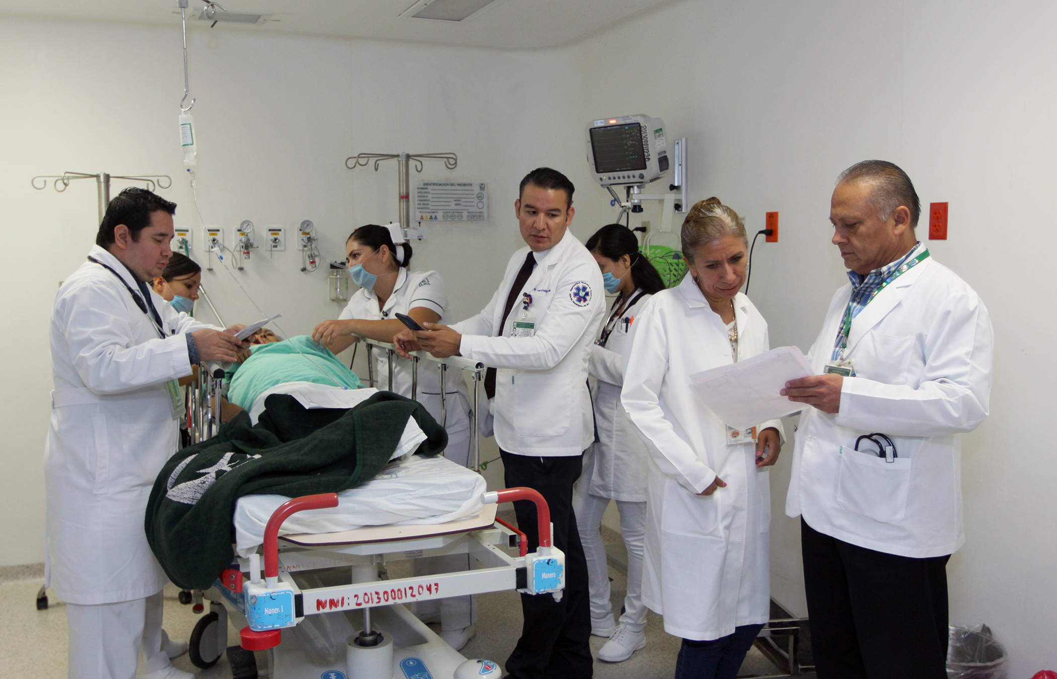 Médicos atienden a paciente infartado en servicio de urgencias 