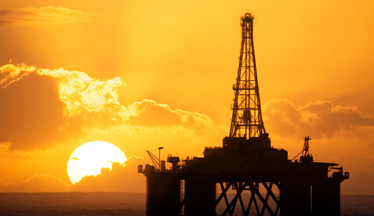Plataforma petrolera en medio del océano como uno de los sectores industriales