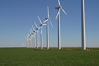 Imagen general de torres eólicas en serie.