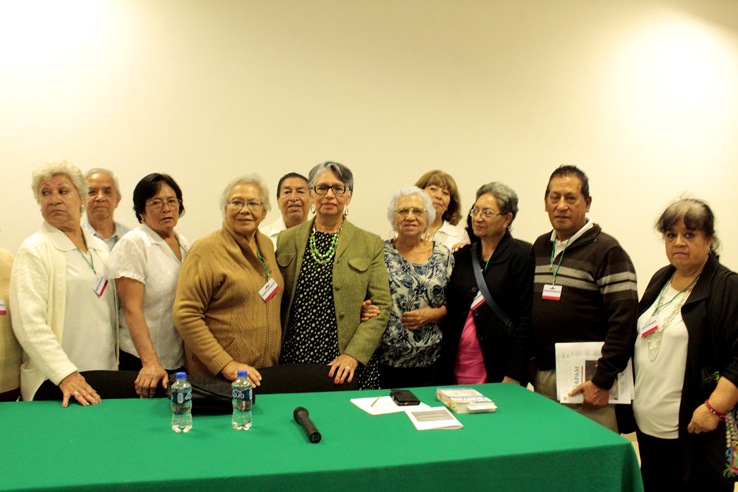 La licenciada Olga Sánchez Pérez se reúne con las personas mayores que asistieron a la plática Aspectos legales de la vejez.