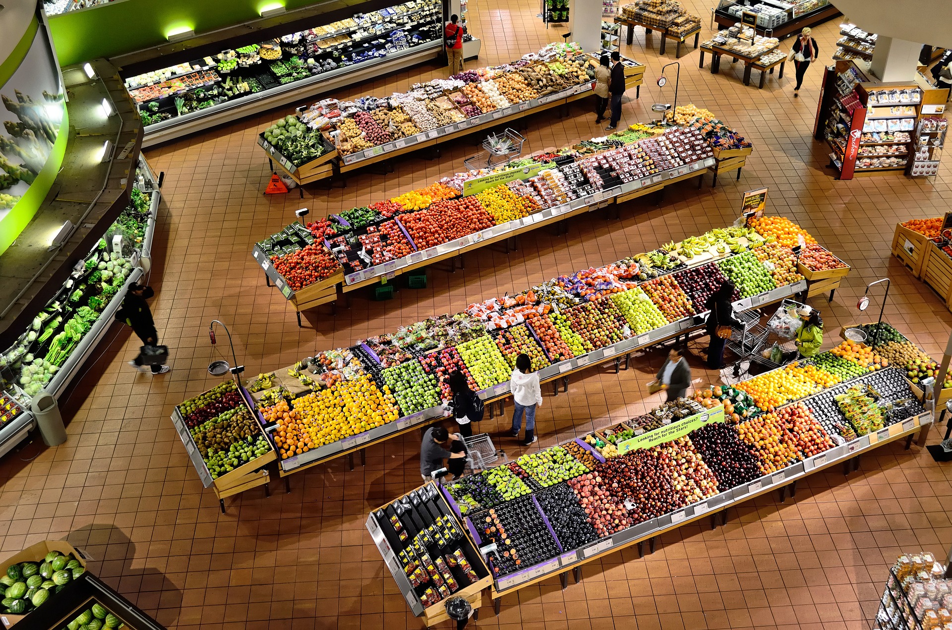 toma aerea de productos agropecuarios en un supermercado 