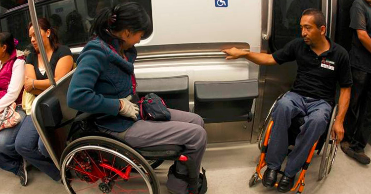 Dos personas usuarias de silla de ruedas, viajan en el metro