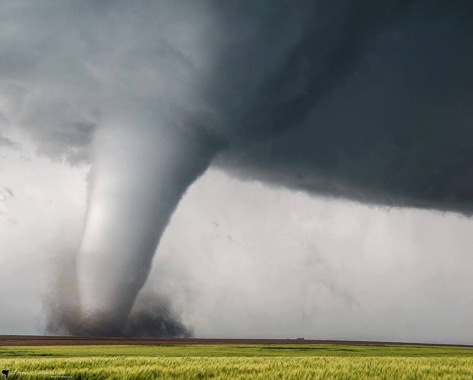  Vista general de tornado en campo abierto