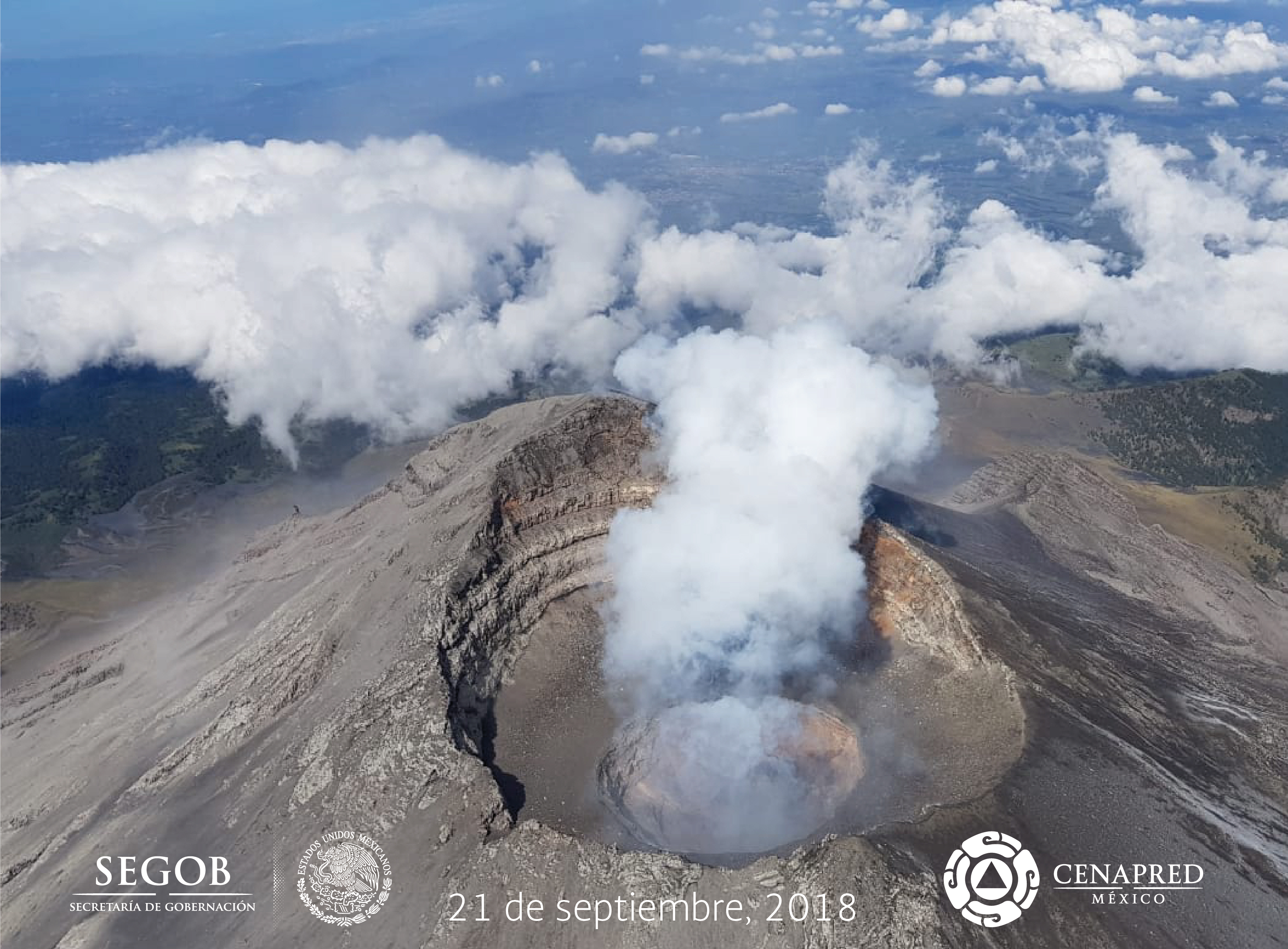El día de hoy, con el apoyo de Policía Federal, se realizó un sobrevuelo de reconocimiento al volcán Popocatépetl. En el interior del cráter interno se observaron los restos del domo número 80, emplazado en agosto y destruido en las explosiones recientes.
