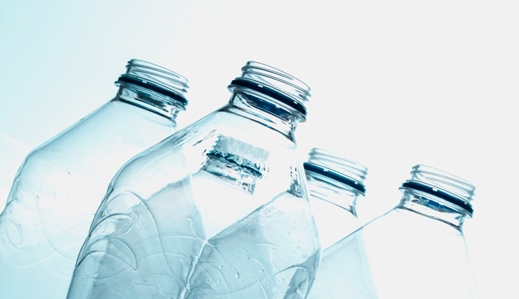 imagen de botellas de plástico vacías