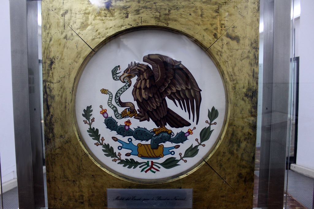 Vista general de ecultura sobre el Escudo nacional mexicano