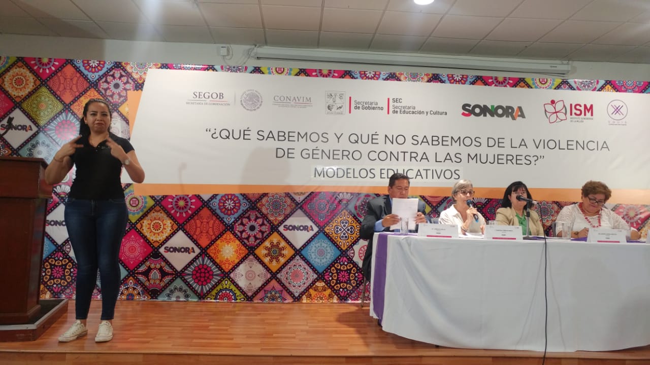 Panel con autoridades y expertas invitadas, se contó con traducción simultanea a lengua de señas mexicana.