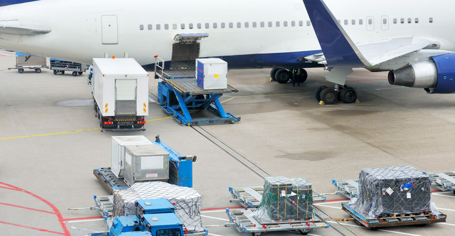 fotografía de un avión siendo cargado con paquetería