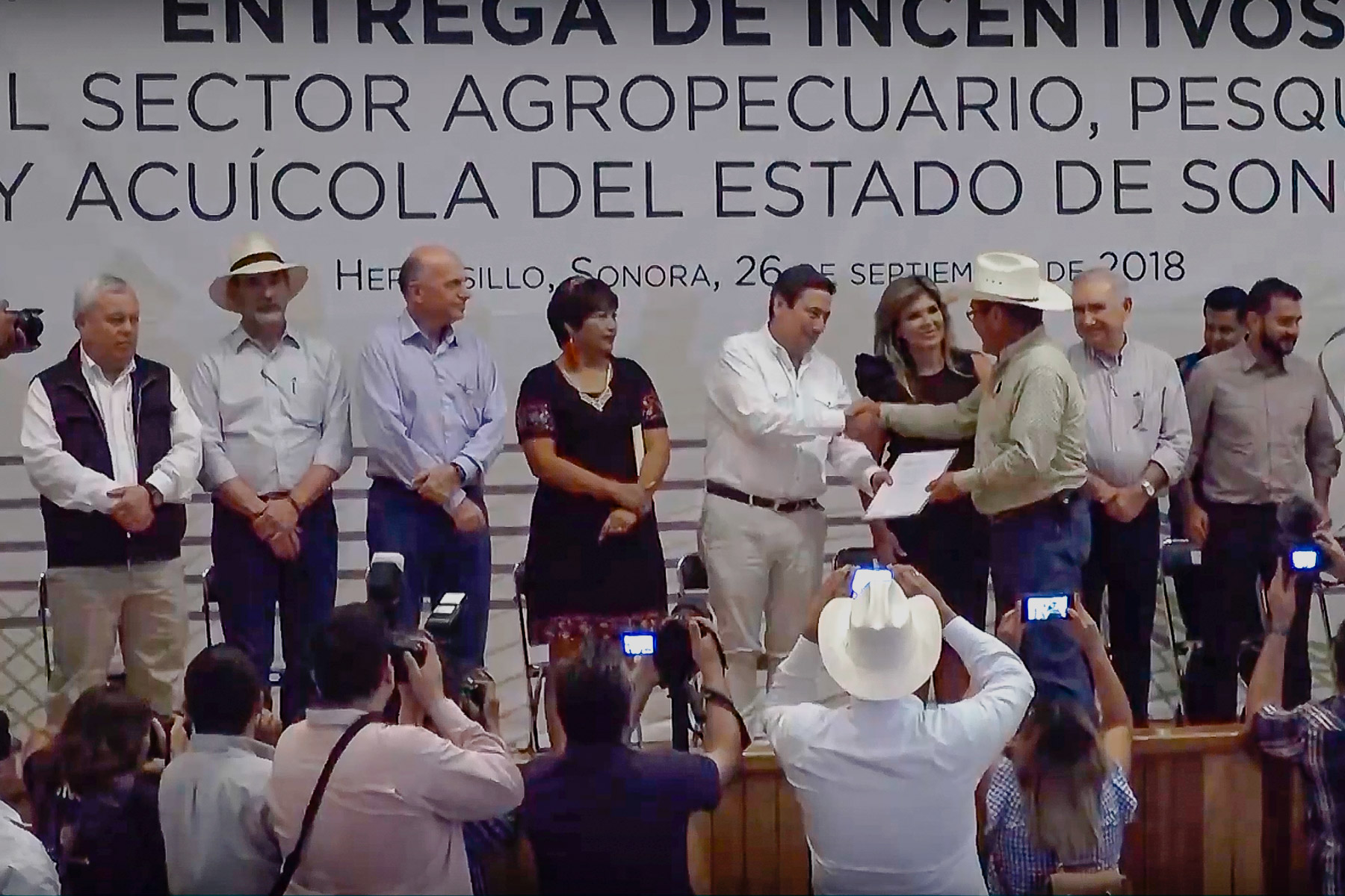 El Secretario de SAGARPA entregó incentivos al sector Agropecuario, Pesquero y Acuícola de la entidad, acompañado del Comisionado Nacional de Acuacultura y Pesca, Mario Aguilar Sánchez.