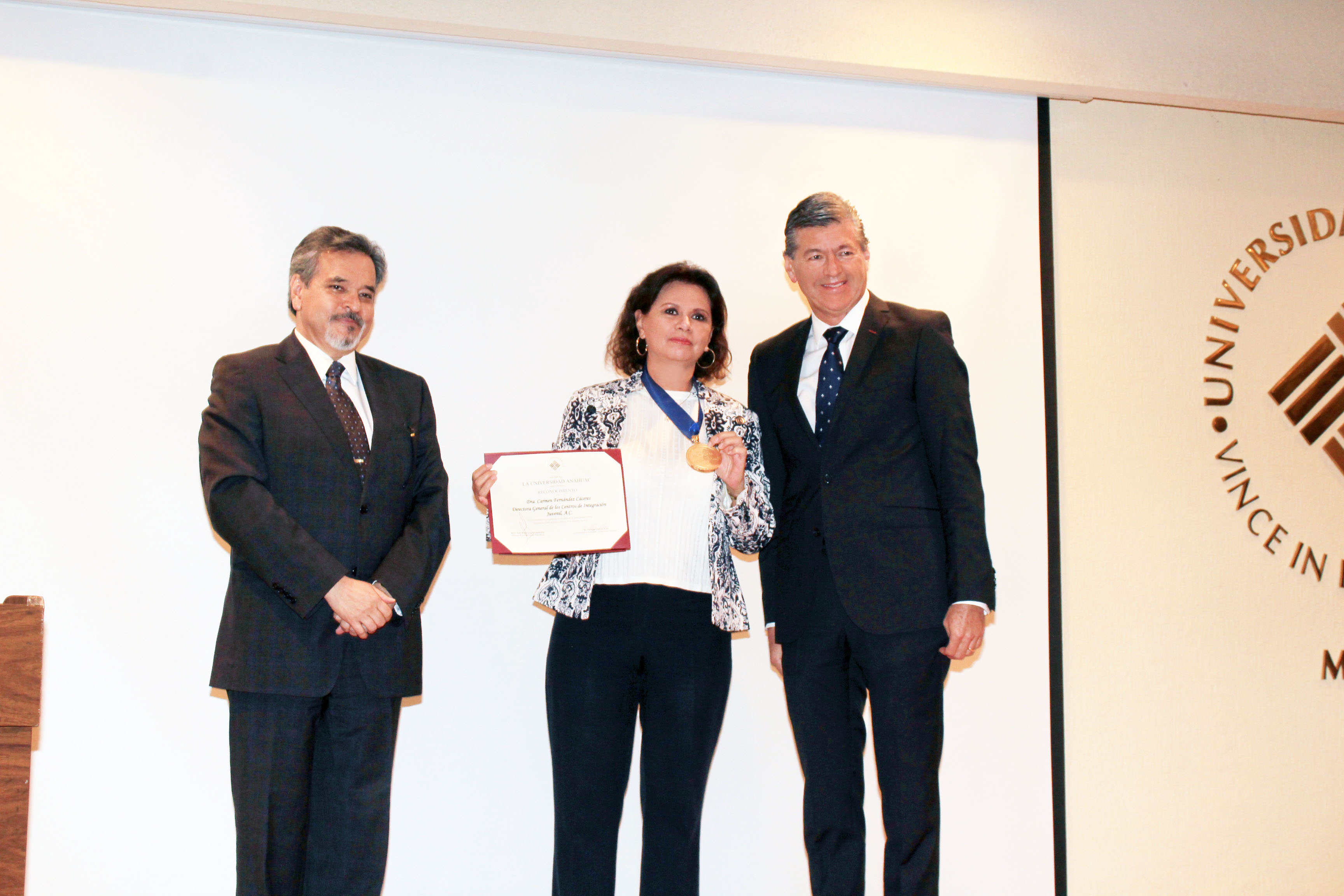 La directora general de CIJ recibió la medalla “Mujer Promotora de la Salud Mental 2018“