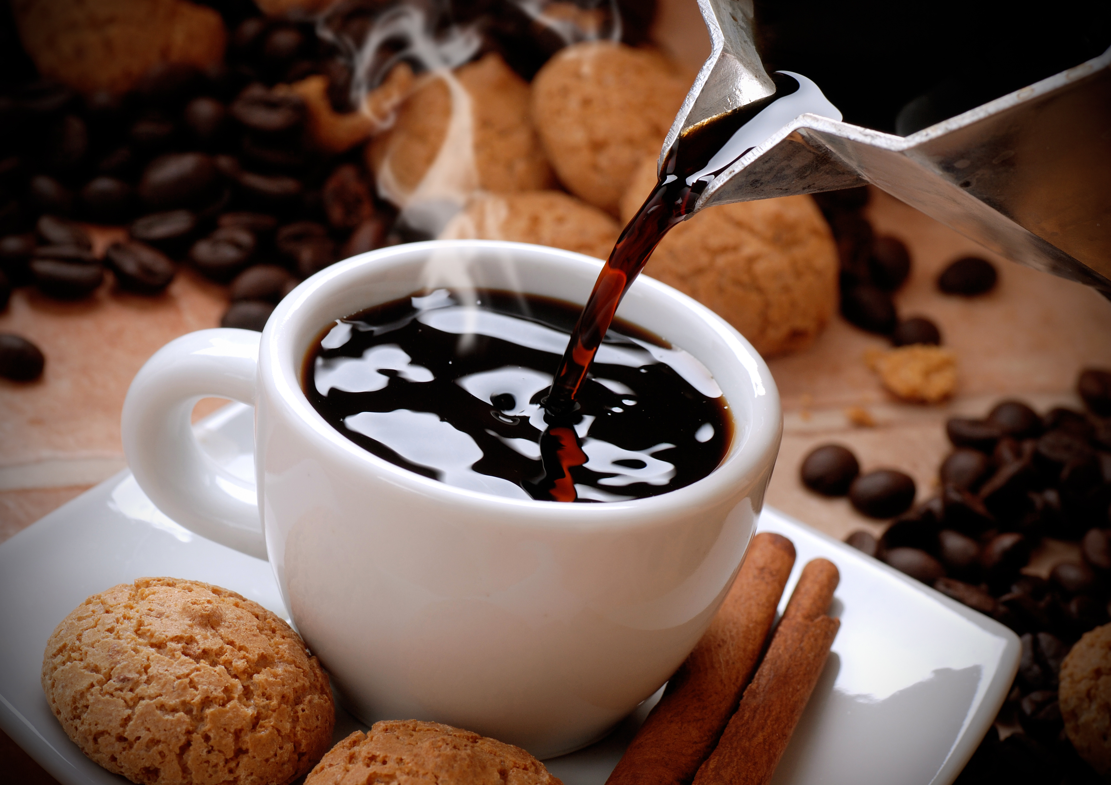taza de café con galletas y granos de café 