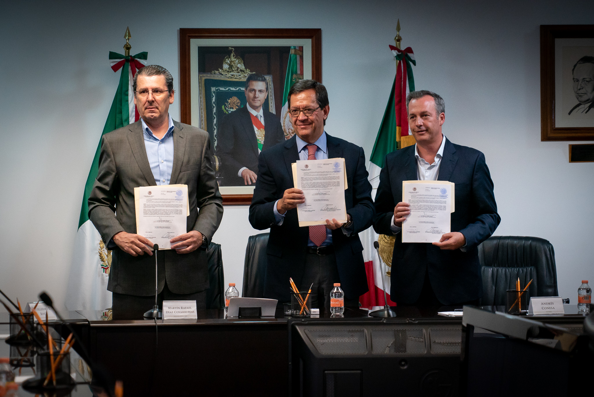 Imagen del Convenio de Revisión Integral del Contrato Colectivo de Trabajo entre ASPA de México y Aeroméxico, siendo testigo el Secretario Campa. Los tres representantes sostienen el convenio.