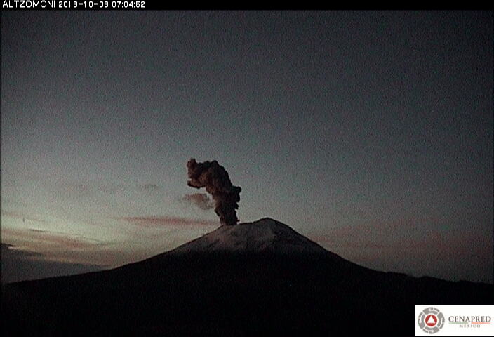 En las últimas 24 horas, por medio de los sistemas de monitoreo del volcán Popocatépetl, se identificaron 316 exhalaciones acompañadas de vapor de agua, gas y ceniza, cinco explosiones, un evento volcanotectónico y 589 minutos de tremor.
