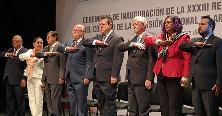 Personas en la ceremonia de inauguración de la treinta y tres Sesión Ordinaria del Consejo Mexicano de Arbitraje Médico 
