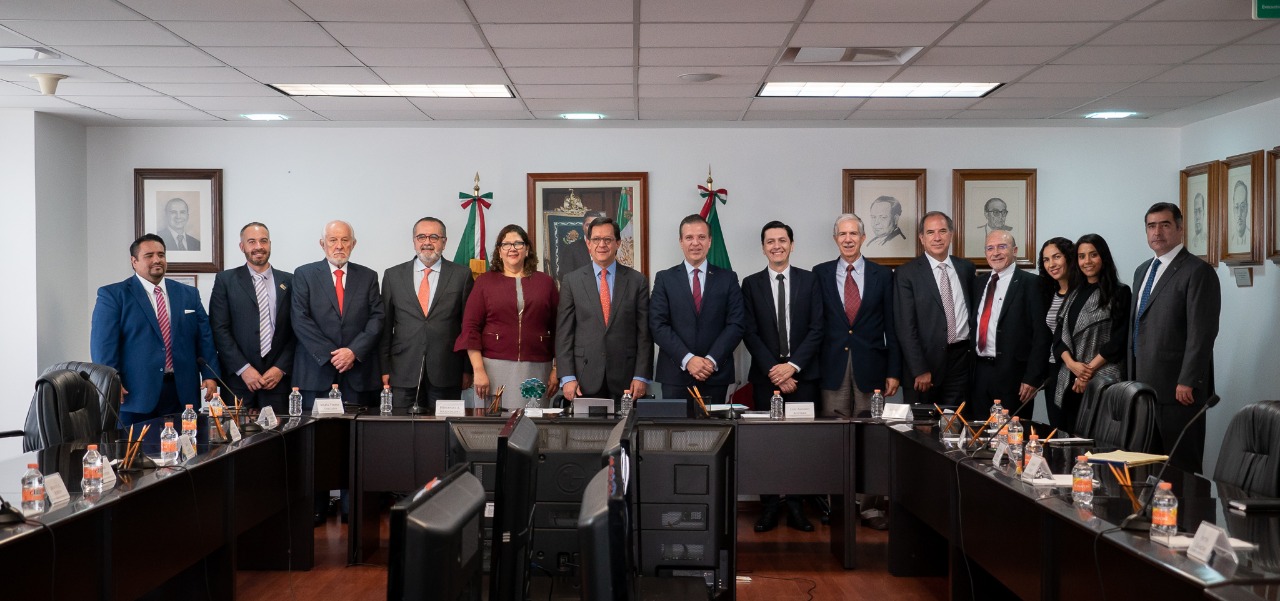 Fotografía oficial con el Secretario Campa y miembros del Consejo Nacional de la Industria Maquiladora y Manufacturera de Exportación