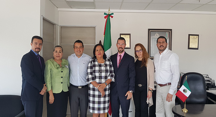 En tal reunión, la Profa. María Inés Huerta Pegueros entregó al titular de la DGRNPIP la contabilización y certificación del Acervo Registral de su estado.