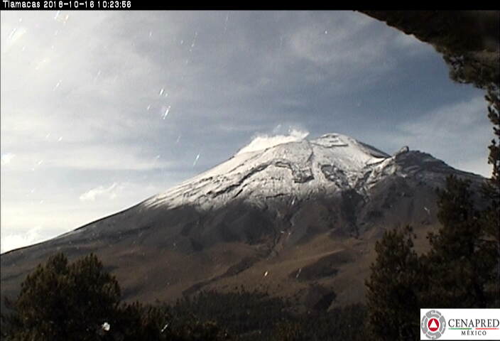 En las últimas 24 horas, por medio de los sistemas de monitoreo del volcán Popocatépetl, se identificaron 61 exhalaciones acompañadas de vapor de agua y gas. 