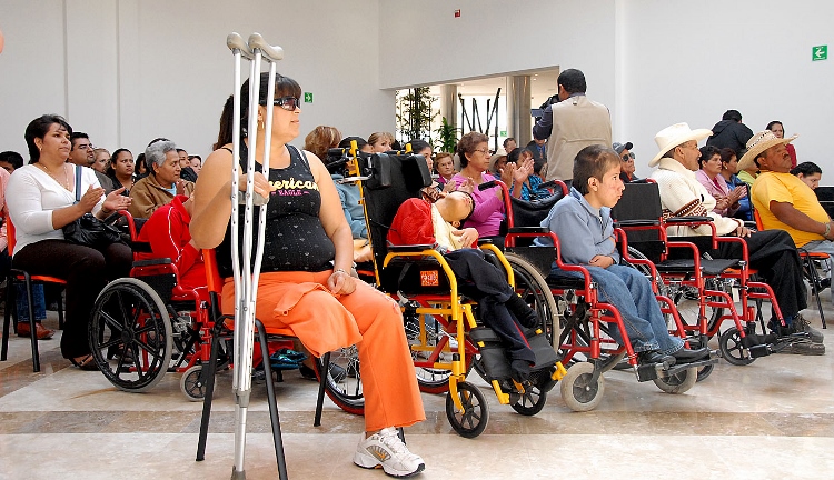 Personas con discapacidad en una sala de espera