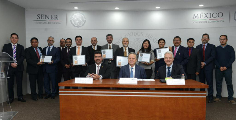 Funcionarios de la Secretaría de Energía, junto con las y los ganadores del Premio Prodetes.