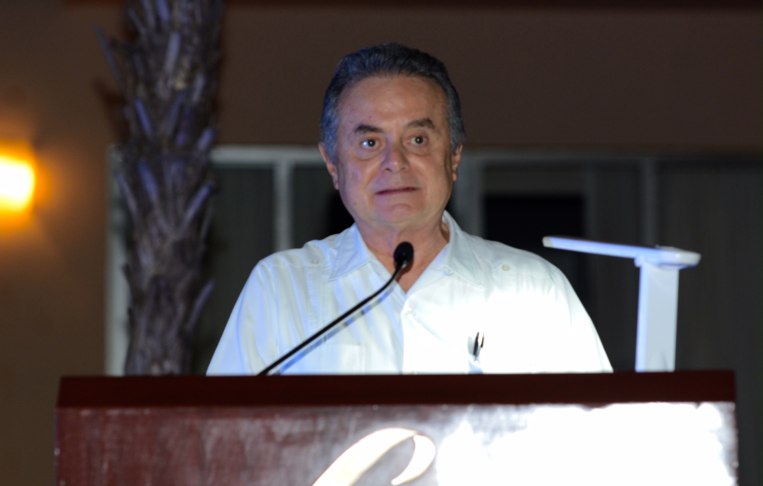 El Secretario de Energía, Licenciado Pedro Joaquín Coldwell, dando su discurso en el evento.
